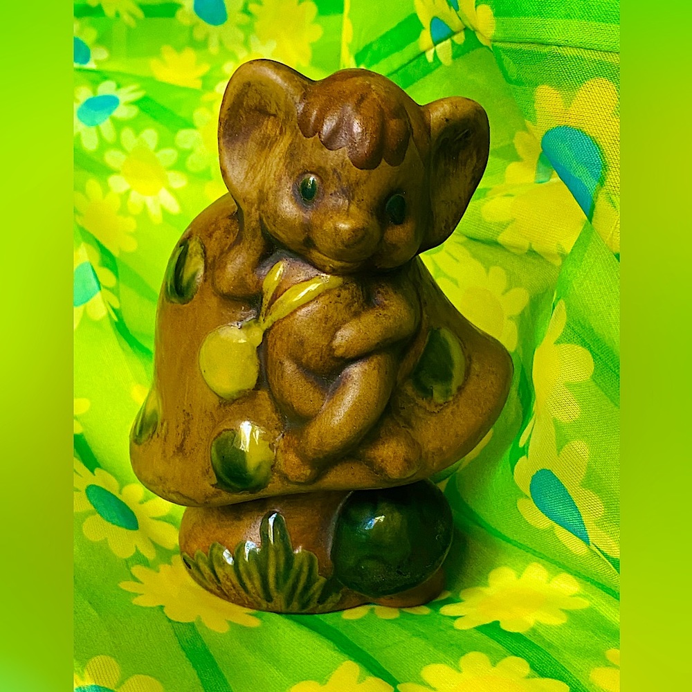 Vintage Hobbyist Ceramic Mouse w/Necklace Sitting on Mushroom